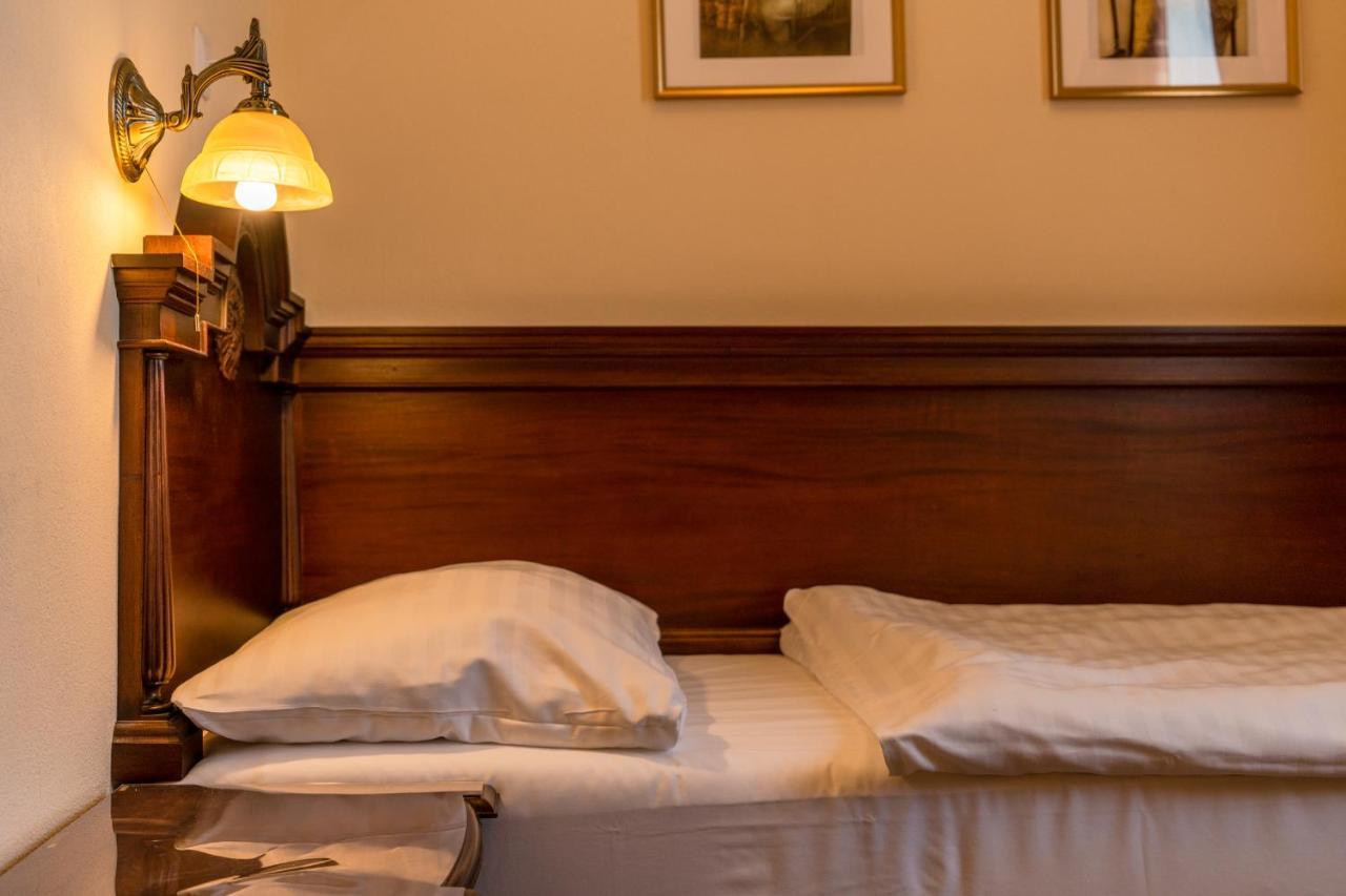 Hotel Grand อูแฮร์สแก ฮราดิชเก ภายนอก รูปภาพ