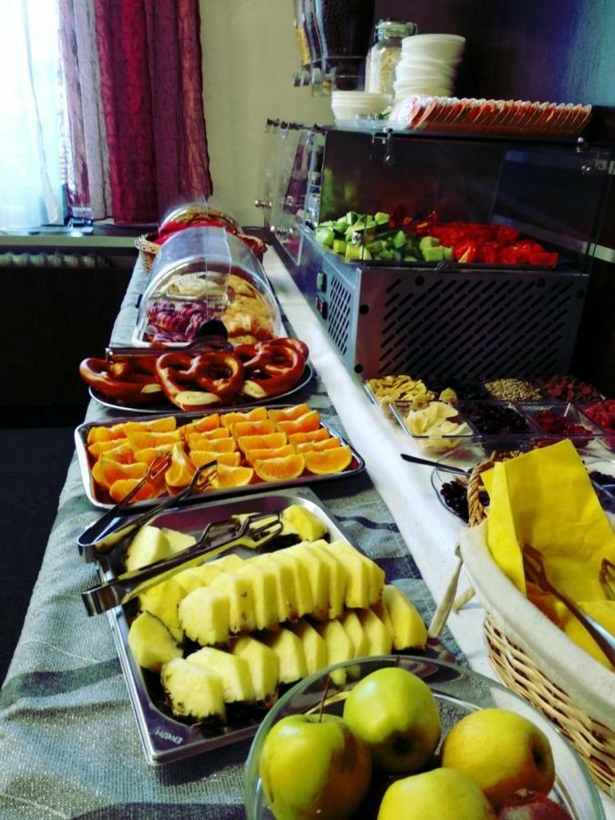 Hotel Grand อูแฮร์สแก ฮราดิชเก ภายนอก รูปภาพ