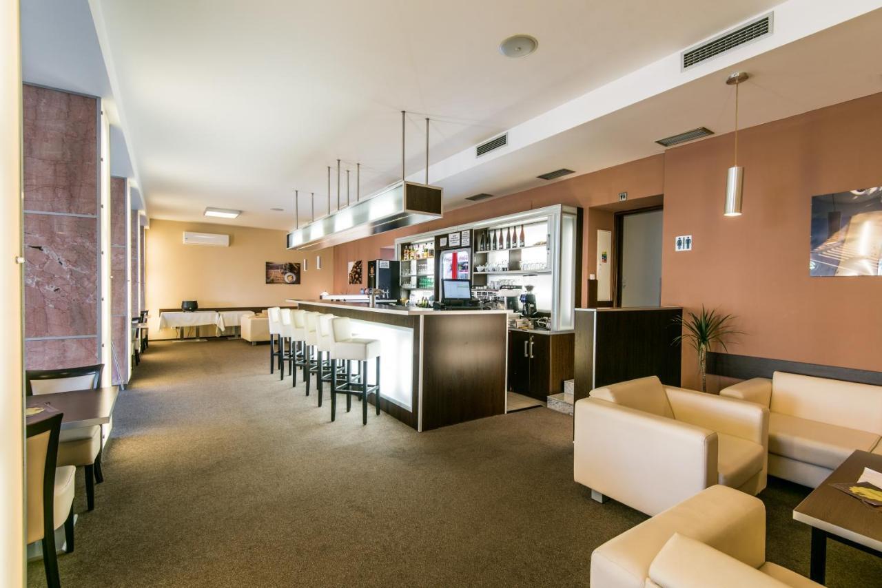 Hotel Grand อูแฮร์สแก ฮราดิชเก ภายนอก รูปภาพ